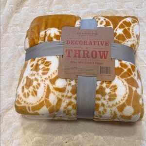 Berkshire Decorative Throw - Gold and White